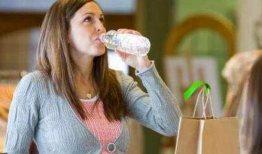 喝水撑大肚子视频,喝水也能撑大肚子？揭秘神奇现象背后的真相